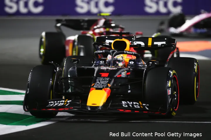 <i>De extreem dunne achtervleugel bij de Red Bull Racing RB18 stelde Max Verstappen in staat om de eindzege te behalen in Saoedi-Arabië.</i>