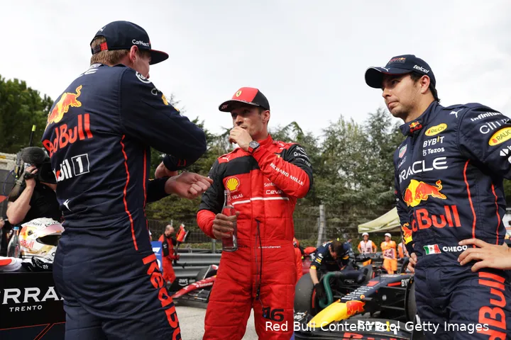 Max Verstappen, Charles Leclerc en Sergio Pérez na de sprintrace in Imola die werd gewonnen door de Nederlander.