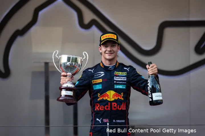 <i>Dennis Hauger wint in de straten van Monaco voor Prema.</i>