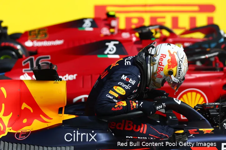 <i>Max Verstappen scheidt in Barcelona de twee Ferrari's - Charles Leclerc begint van poleposition, teamgenoot Carlos Sainz vanaf P3.</i>