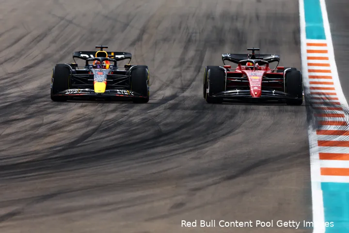 Max Verstappen passeert Charles Leclerc in ronde 9 om de leiding van de Grand Prix van Miami over te nemen. Het bleek uiteindelijk de winnende manoeuvre te zijn.