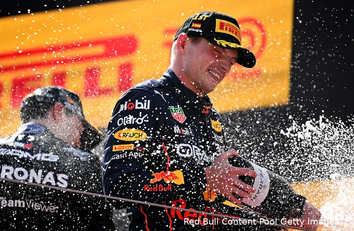 <i>Verstappen wist te zegevieren in Spanje, maar dat ging niet zonder moeite. Sergio Pérez werd uiteindelijk tweede en George Russell sloot aan op de derde plek.&nbsp;</i>