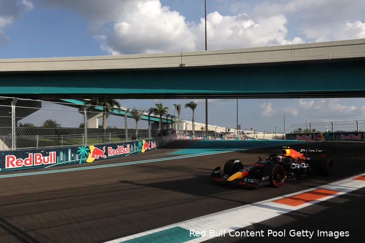 <i>Sergio Pérez in de RB18 op het F1-circuit in Miami, waar zaterdag de kwalificatie voor de Grand Prix van Miami verreden zal worden.</i>