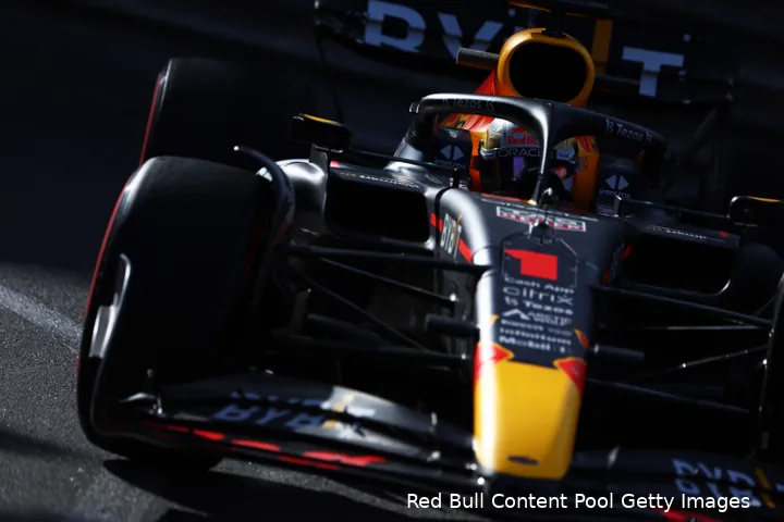 <i>Max Verstappen lijkt in de trage bochten met Red Bull minder snelheid te hebben dan Charles Leclerc bij Ferrari.</i>