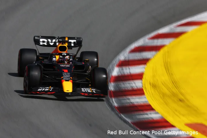 Verstappen
in zijn RB18 tijdens de kwalificatie van de GP van Spanje 2022 (Foto: Red Bull
Content Pool / Getty Images)