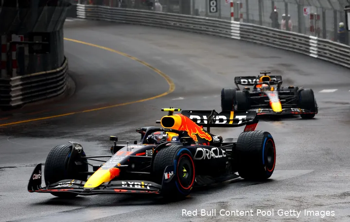 Pérez rijdt voor Verstappen op P3 aan het begin van de race in Monaco.