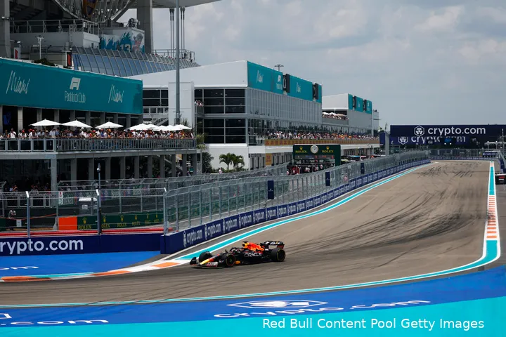 Max Verstappen start zondag om 21.30 uur Nederlandse tijd vanaf de derde plaats tijdens de Grand Prix van Miami.