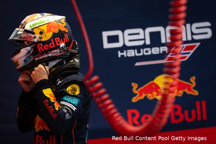 <i>Hauger kent al jarenlang een samenwerking met Red Bull, en wordt op zijn helm, raceoverall en bolide zelf dan ook gesponsord door de energiedrankjesfabrikant.</i>