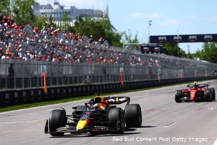 <i>Carlos Sainz jaagde keihard op Max Verstappen, maar het mocht niet baten.&nbsp;</i>