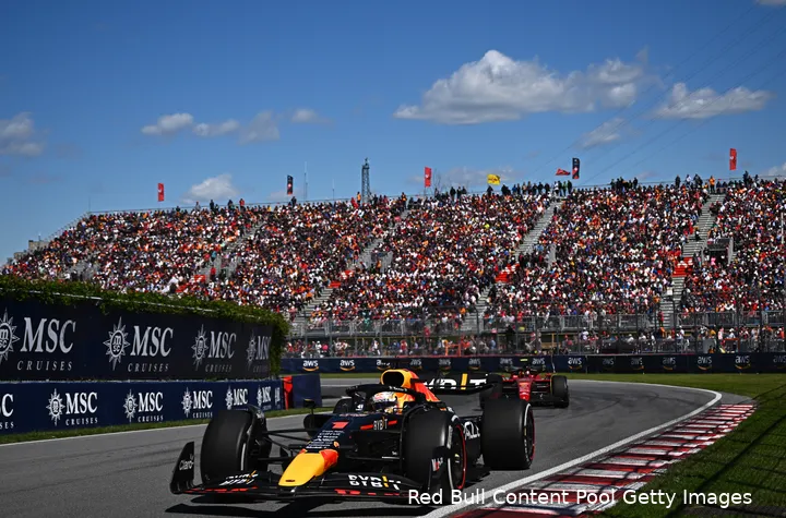 <i>Max Verstappen had Carlos Sainz in de laatste tien ronden continu in zijn kielzog. (Foto: Red Bull Content Pool/Getty Images)</i>