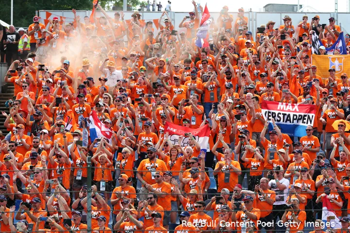 <i>Oranjefans rukten massaal uit naar Circuit Zandvoort om Max Verstappen te steunen.</i>