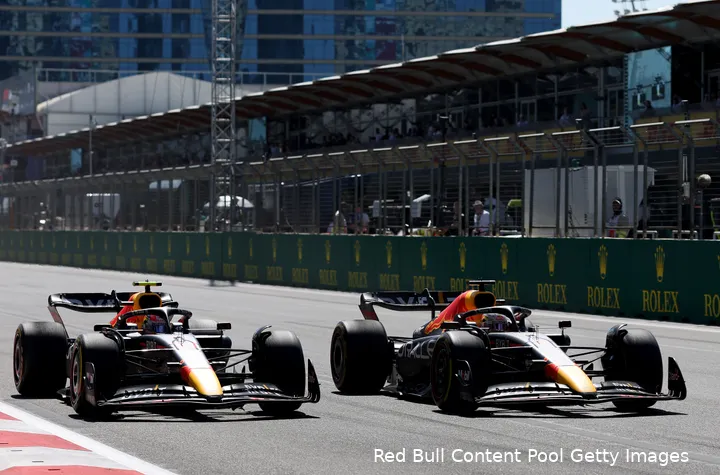 <i>Max Verstappen plaatst een vrij makkelijke inhaalmanoeuvre aan de binnenkant bij teamgenoot Sergio Pérez in bocht 1. Daarna trok de Nederlander met gemak weg bij zijn collega.</i>