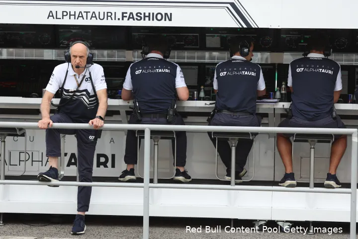 <i>Bij het ploeterende AlphaTauri wijzen de neuzen niet dezelfde kant op (Red Bull Content Pool / Getty Images).</i>