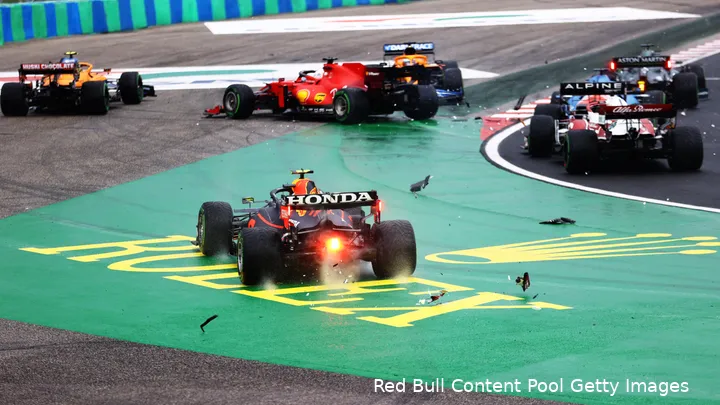<i>De brokstukken vlogen in het rond in bocht 1 van de Hungaroring. (Foto: Red Bull Content Pool)</i>