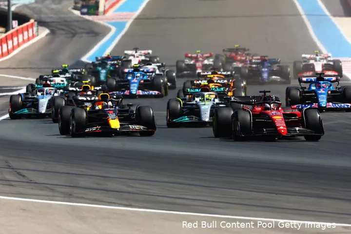 <i>Tijdens de start van de Franse Grand Prix wist Charles Leclerc Max Verstappen achter zich te houden. Van een confrontatie kwam het uiteindelijk niet door de uitvalbeurt van de Monegask.</i>