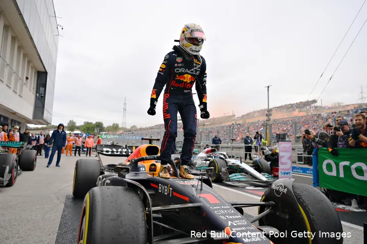 <i>Verstappen boekt een prachtige zege in Hongarije.</i>