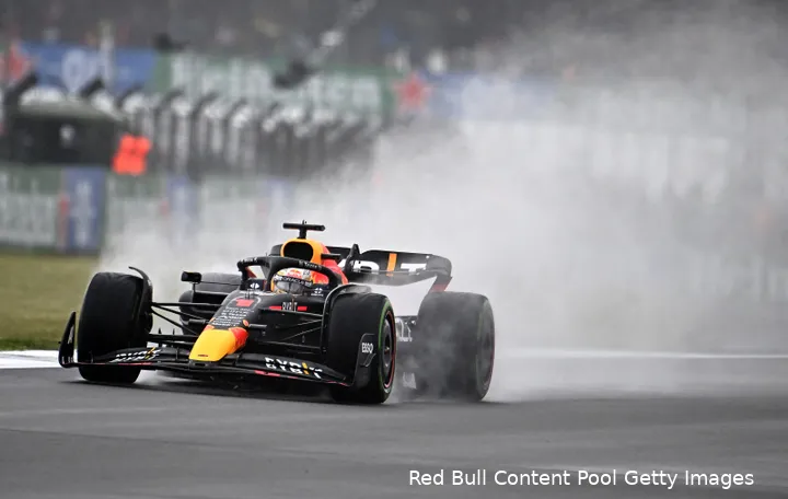 Max Verstappen in actie tijdens de natte kwalificatie op Silverstone voor de Grand Prix van Groot-Brittannië.