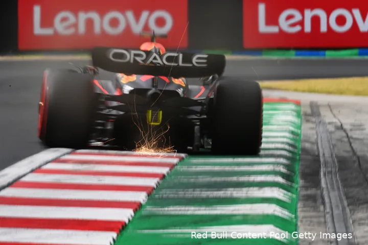 <i>De bloedsnelle Verstappen in bocht vier op de Hungaroring (Bron: Red Bull Content Pool / Getty Images)</i>