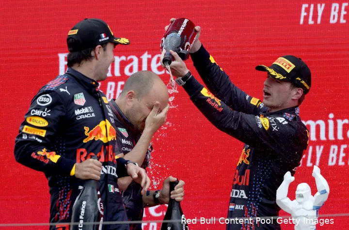 <i>Max Verstappen en Sergio Pérez pakten een dubbelpodium in 2021, met Lewis Hamilton op P2 tussen ze in.</i>