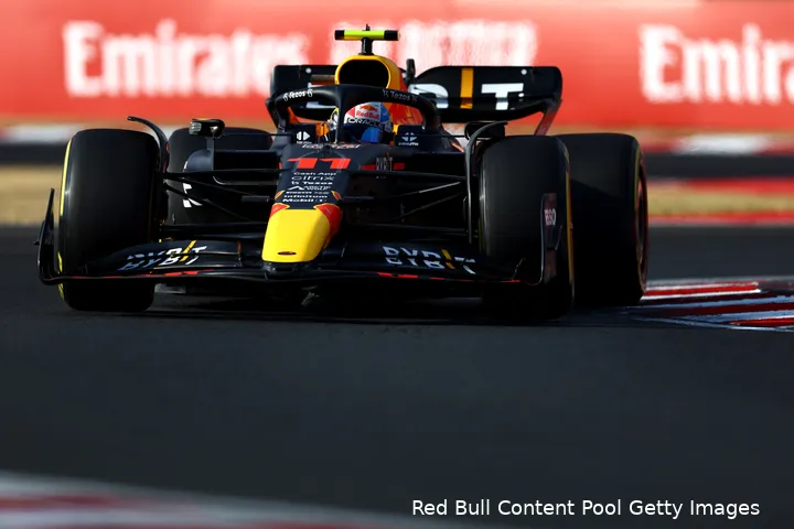 Sergio
Pérez tijdens een geklokte ronde tijdens
de kwalificatie voor de Grand Prix van Hongarije 2022 (Foto: Red Bull Content
Pool / Getty Images)