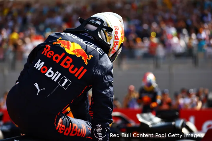 Verstappen stapt uit zijn Red Bull na de tweede plaats in de kwalificatie op Paul Ricard.
