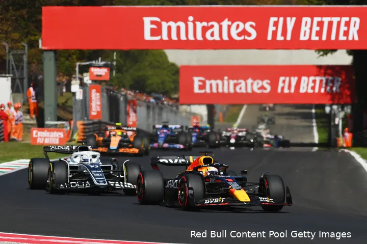 <i>Max Verstappen moest zijn weg naar voren vinden op Monza, maar hij wist tenminste waar hij startte.&nbsp;</i>