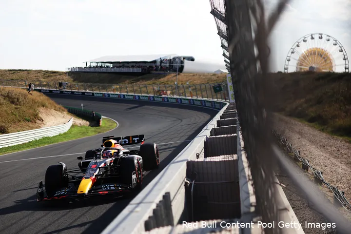 Max Verstappen in actie tijdens de tweede vrije training voor de Grand Prix van Nederland 2022.