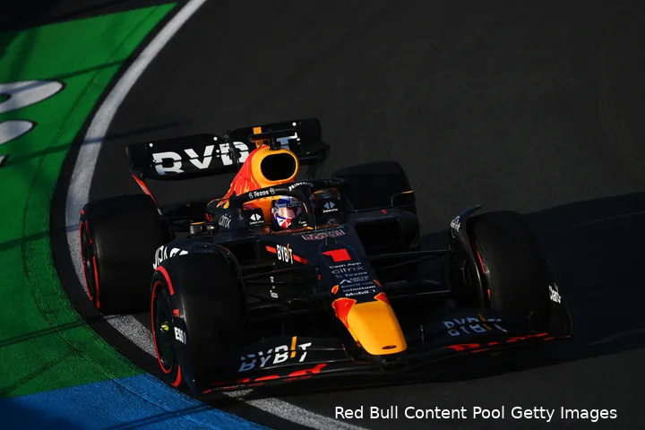 <i>Verstappen zoekt de witte lijn op aan de buitenkant van de Hugenholtzbocht.</i>