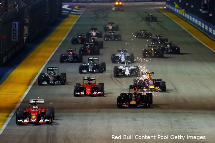 <i>Op de achtergrond staat de bolide van Max Verstappen stil, terwijl de rest van het veld richting bocht 1 sprint. (Foto: Red Bull Content Pool)</i>