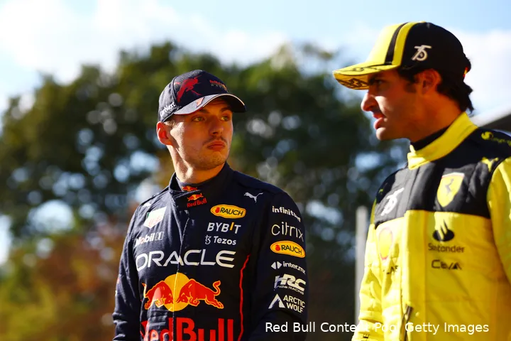 Verstappen in gesprek met Sainz na afloop van de kwalificatie, beide coureurs zullen veel moeten gaan inhalen<br>