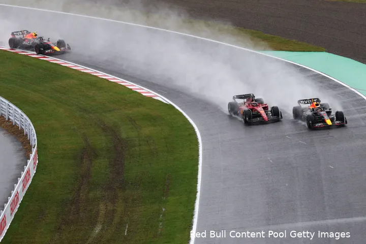 <i>Bij de daadwerkelijke start van de race had Max Verstappen een moedige actie nodig om voor Charles Leclerc te blijven.</i>