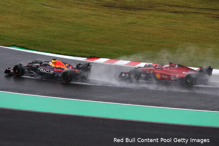 Zo dicht bij elkaar als bij de start van de Grand Prix van Japan kwam Charles Leclerc nooit meer bij Max Verstappen.