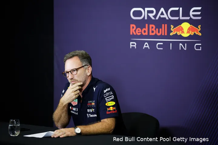 Red Bull Racing-teambaas Christian Horner hield vrijdag 28 oktober een persconferentie om de straf van de FIA te bespreken.