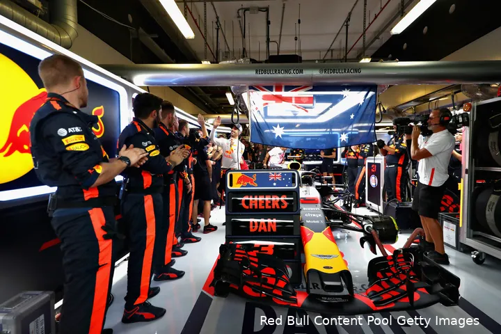 <i>Red Bull Racing bedankt Daniel Ricciardo in Abu Dhabi (2018) voor zijn jaren bij het team. Na die Grand Prix vertrok hij naar Renault. (Red Bull Content Pool/Getty Images)</i>