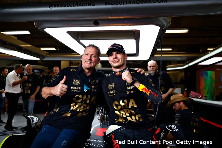 Verstappen en zijn vader lijken een onafscheidelijke band te hebben. (Foto: Red Bull Content Pool/Getty Images)