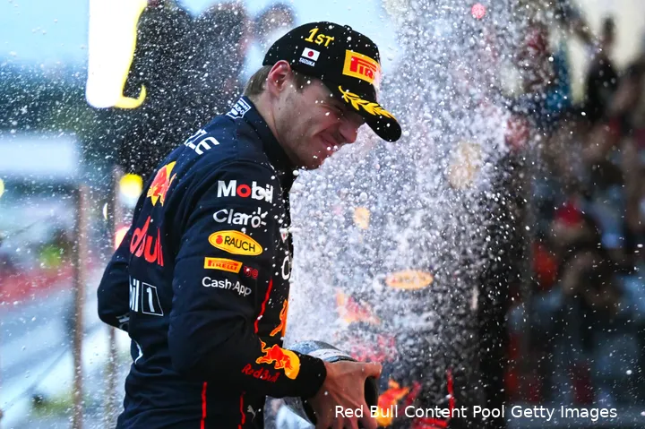 Verstappen op het podium tijdens de Grand Prix van Japan 2022.
