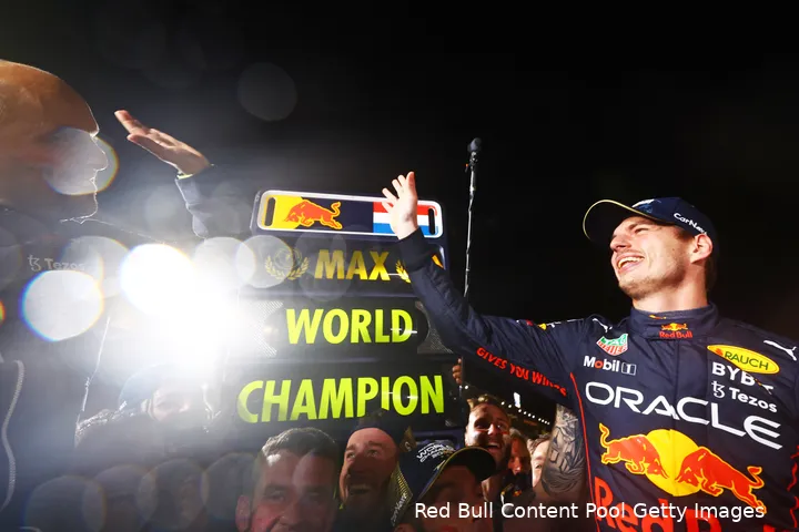 <i>Er was even verwarring, maar bij Red Bull Racing mocht de champagne ontkurkt worden voor een heus titelfeestje.</i>