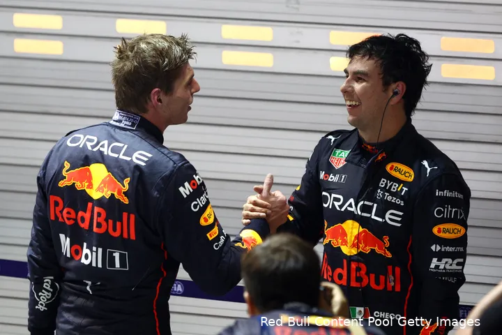 <i>Voor Max Verstappen werd het een race om te vergeten, maar Sergio Pérez mocht de felicitaties in ontvangst nemen.</i>