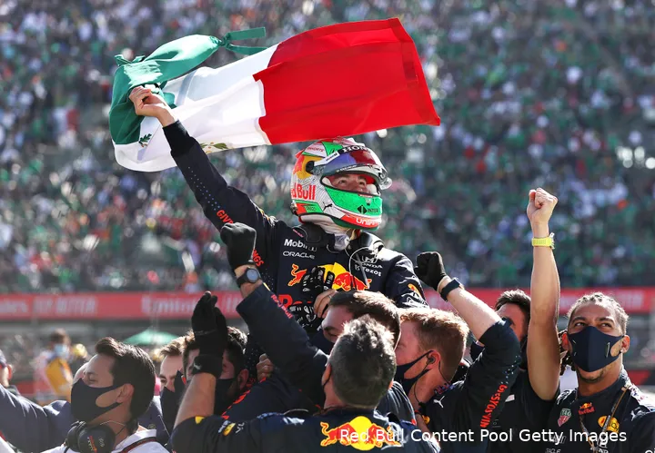 <i>Mexico-Stad ging uit zijn dak toen Sergio Pérez er in 2021 op het podium wist te eindigen. De uitzinnige menigte, inclusief vader Antonio, staat nog vers in het geheugen gegrift. (Foto: Red Bull Content Pool/Getty Images)</i>