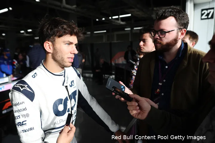 Pierre Gasly legt aan de media uit wat er gebeurde tijdens de kwalificatie GP Japan.
