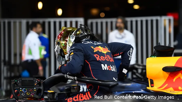 Verstappen stapt uit na poleposition tijdens de kwalificatie F1 Grand Prix van Abu Dhabi 2022.