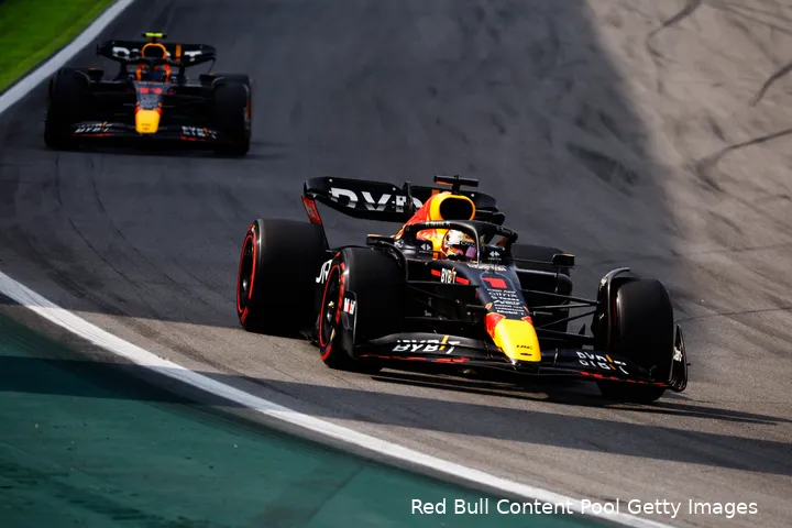 Max Verstappen voor Sergio Pérez tijdens de Grand Prix van Brazilië 2022.