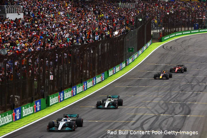 George Russell en Lewis Hamilton lagen vrijwel de gehele GP Brazilië aan kop van het veld.