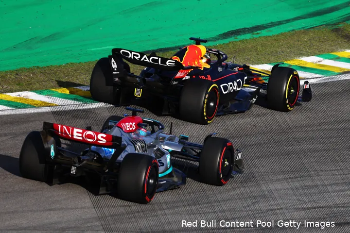 Mercedes was vorig jaar met minder trainingstijd in Brazilië plotseling een serieuze uitdager van Red Bull Racing.