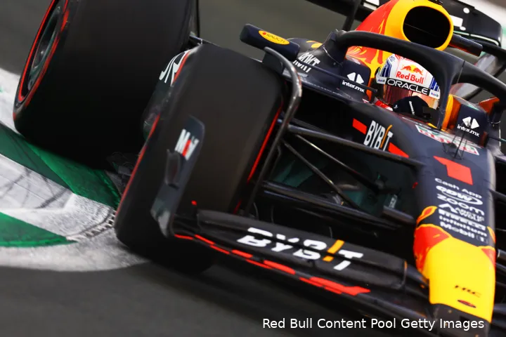 <i>Verstappen jaagt in Saoedi-Arabië op Pérez (Bron: Red Bull Content Pool / Getty Images)</i>