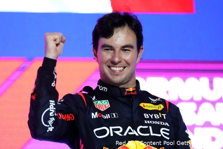 <i>Sergio Pérez wist in Jeddah nog niet dat het slechts één van de twee overwinningen was.&nbsp;</i>