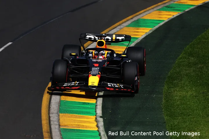 Ondanks wat moeilijkheden reed Verstappen wel naar de snelste tijd in VT1.