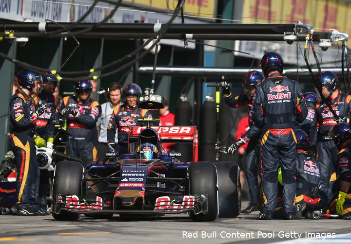 Carlos Sainz verloor een halve minuut bij de pitstop van zijn debuutrace.