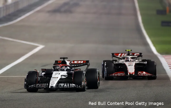 Nico Hülkenberg kreeg Nyck de Vries net niet te pakken tijdens de F1 Grand Prix van Bahrein 2023.
