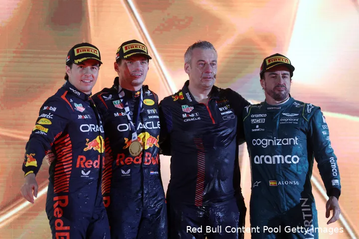 <i>Fernando Alonso sluit aan bij de Red Bull-coureurs voor zijn 99e podium.</i>